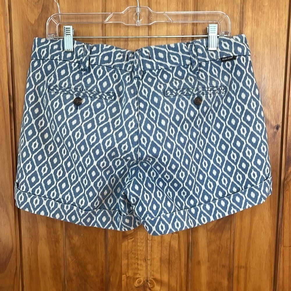 Dear John Blue and White Diamond Print cotton blend cuffed Shorts 31 - Picture 2 of 8